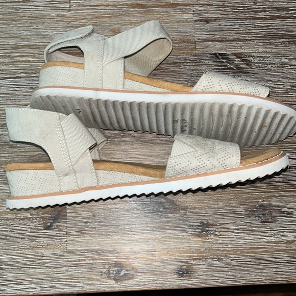 Bob’s From Sketchers Memory Foam Sandals Size 9 Wide - Picture 6 of 7